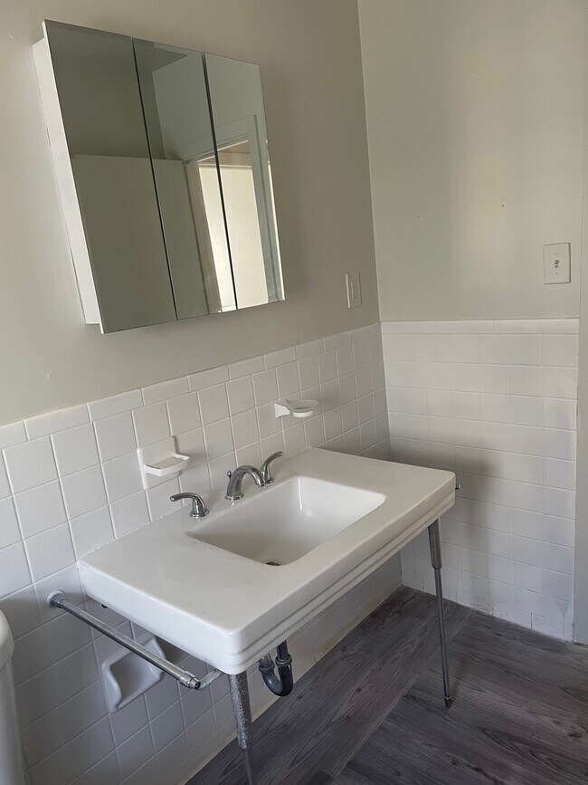 Building Photo - 112 Burhans Ave