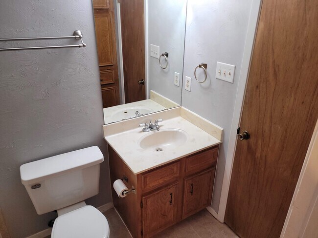 Upstairs jack & Jill Bath - 8801 Clearbrook Trail