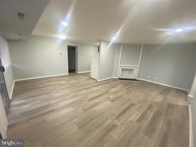 Building Photo - 5801 Quantrell Ave
