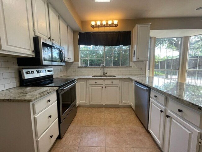 Building Photo - 3222 Mapleridge Dr