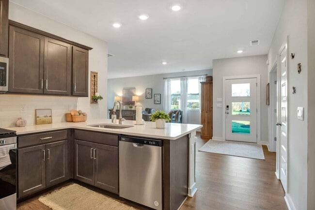 Building Photo - Stunning unit in 55+ community