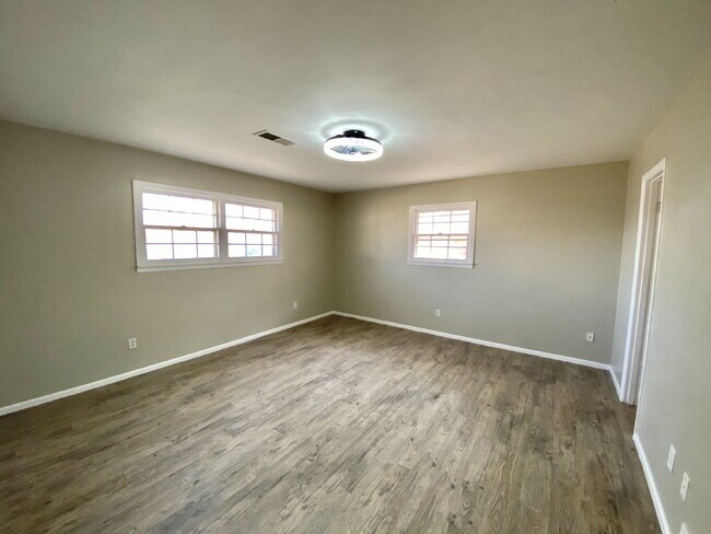 Building Photo - Spacious 4-Bedroom, 3-Bath Home in Central...