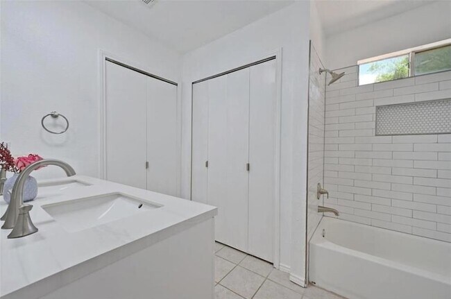 Building Photo - 9601 Holly Springs Dr