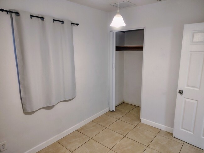 Building Photo - 3234 35th Ave N