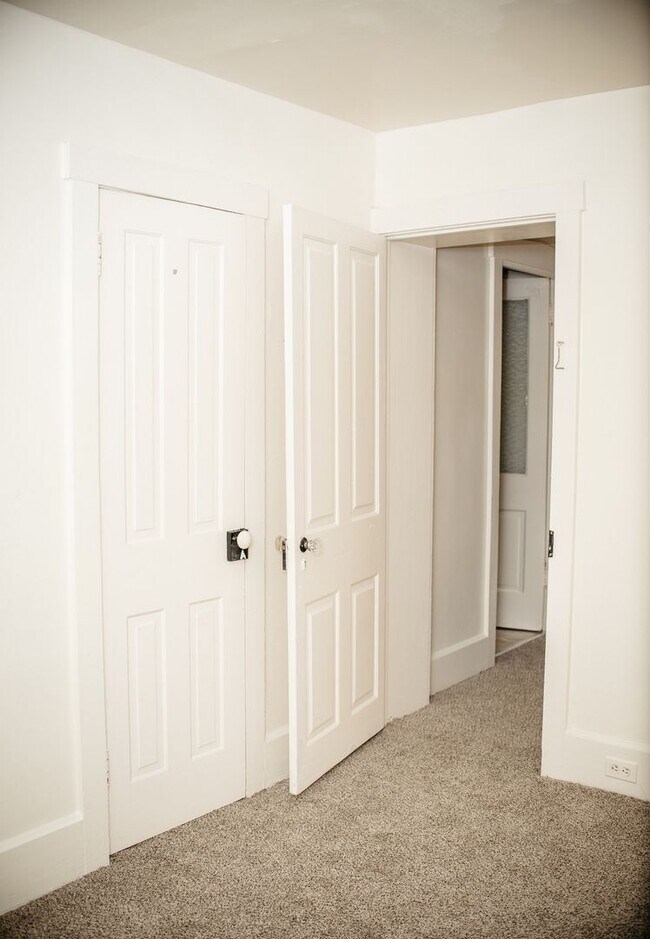 Building Photo - 204 E High St