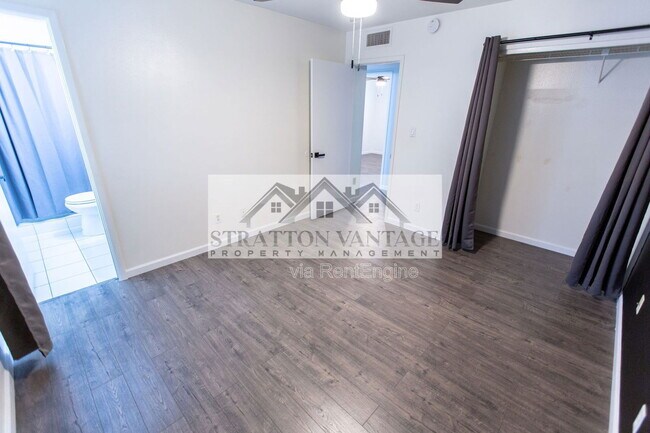 Building Photo - 111 E Manhatton Dr