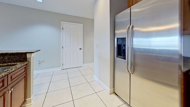 Building Photo - 2/2 Condo with breathtaking views!