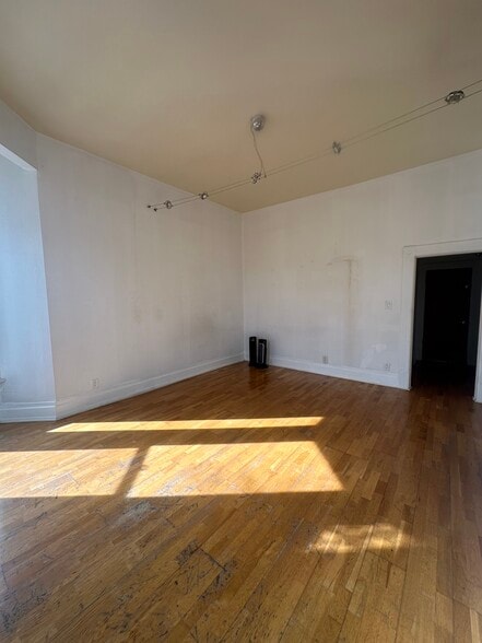 Living room - 848 E 15th St