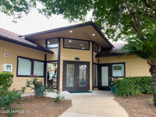 Building Photo - 1704 Tall Tree Dr E