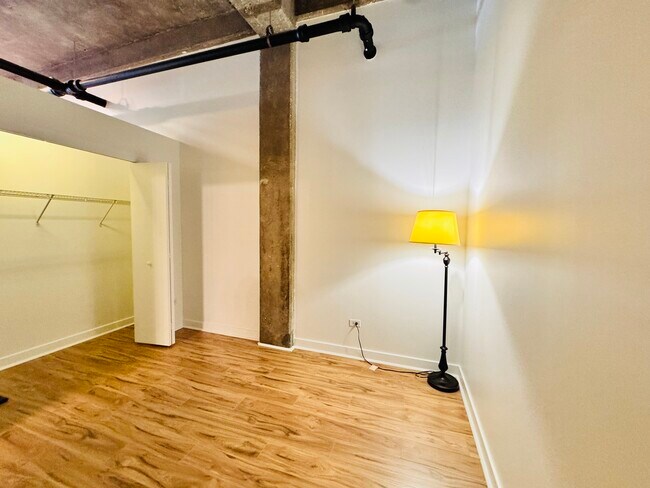 Building Photo - 320 E 21st St