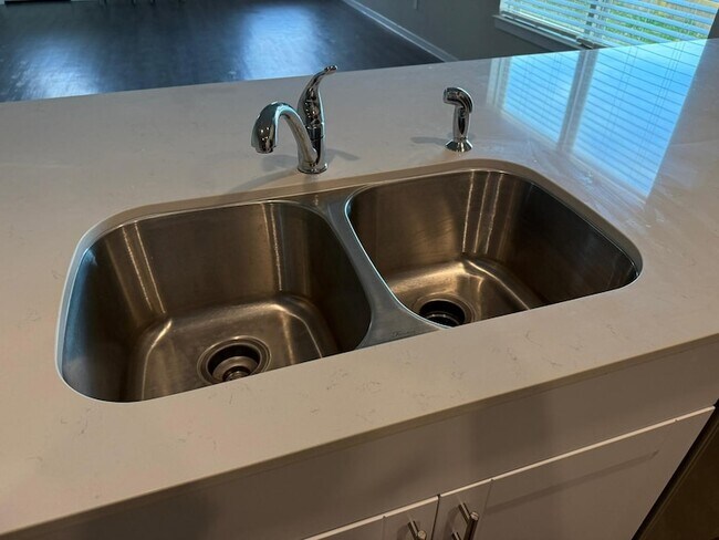 Building Photo - 2027 Summer Night Dr