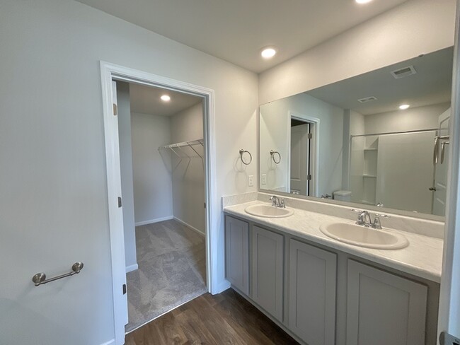Building Photo - 3br 2ba w/ Community Pool