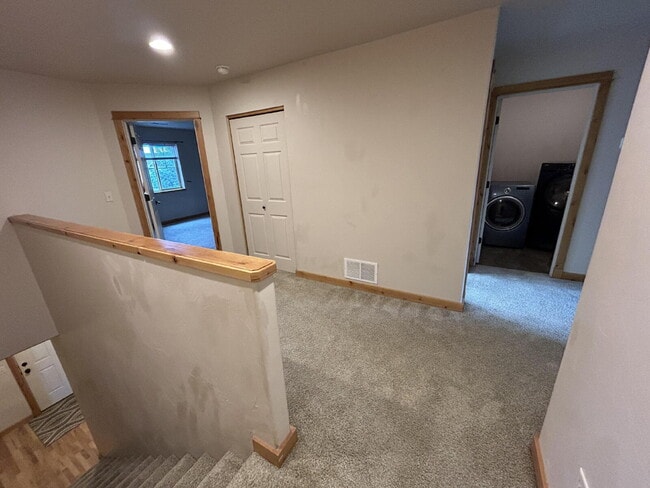 Building Photo - "Luxurious 3-Bed, 3-Bath Townhouse with Fi...