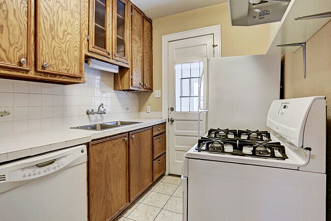 Building Photo - 1220 Waugh Dr