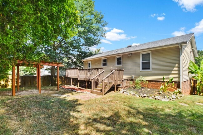 Building Photo - Pet Friendly Three Bedroom!