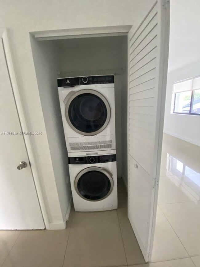 Building Photo - 423 E 27th St