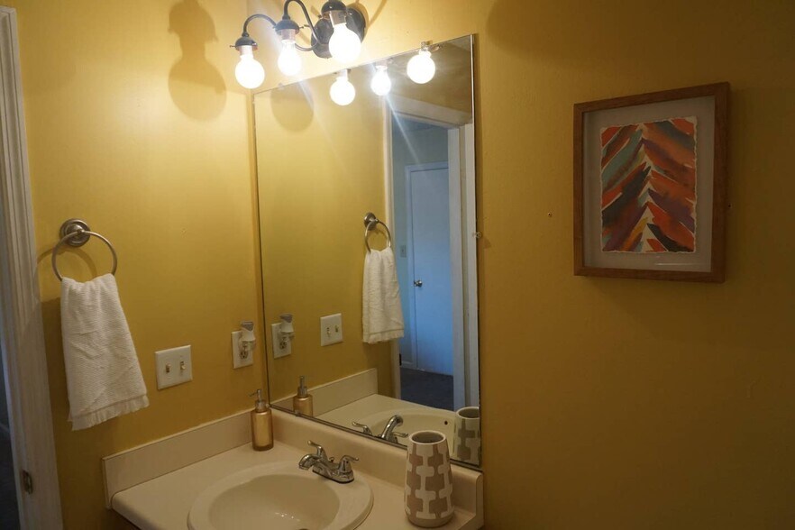 Fully sized master bathroom - 124 River Oaks