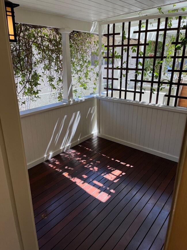 Building Photo - 135 E Ave 42