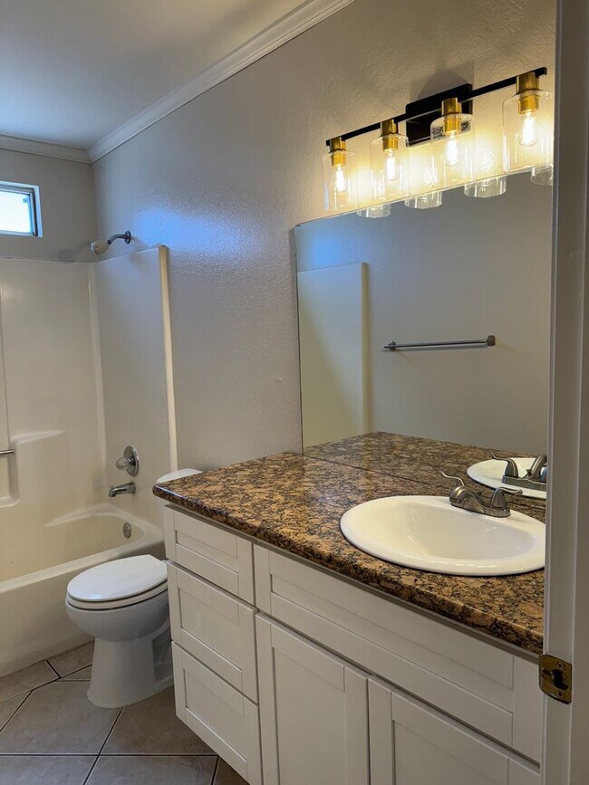 Building Photo - Apple Valley- Four Plex- 2 Bedrooms, 2 Bat...