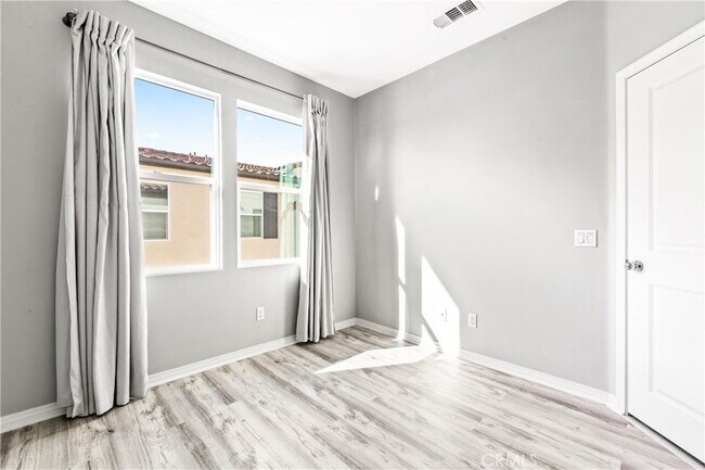 Building Photo - 6331 Pacific Wy