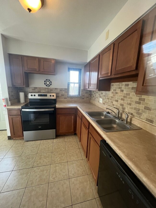 Building Photo - 2 Bedroom Townhome in Grandview!!