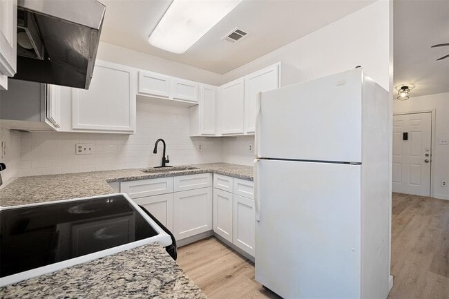 Building Photo - 1015 E Yager Ln