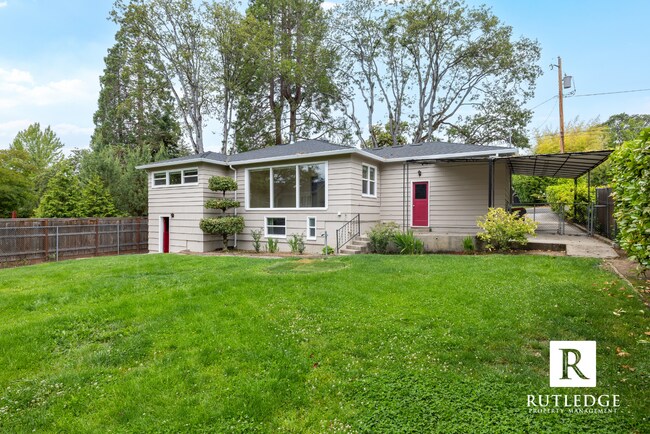 Building Photo - East Medford Charm