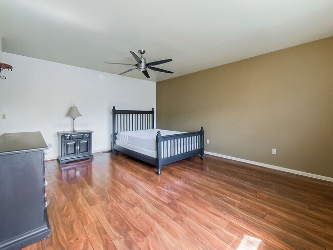 Building Photo - Welcome to this beautiful 2 bedroom, 2 bat...