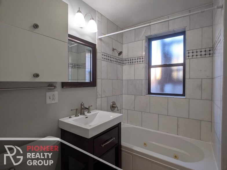 Building Photo - 736 W Addison St