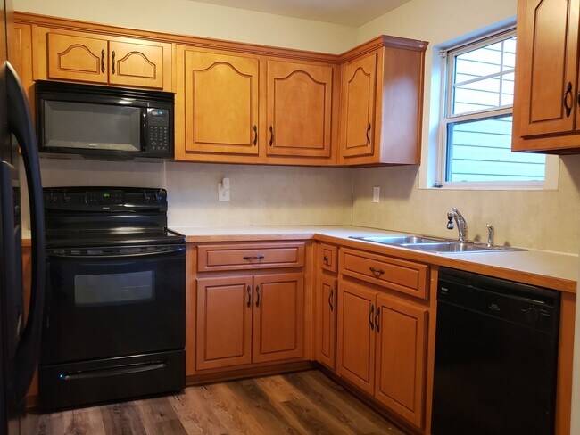 Building Photo - 2BR Townhouse in Canton