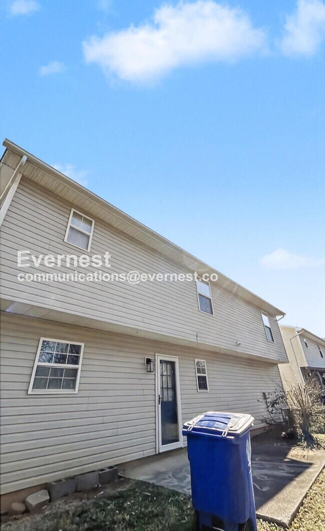 Building Photo - 3 Bed/2.5 Bath Home with Garage / Pet-Friendly / Vouchers Accepted / Available Now!