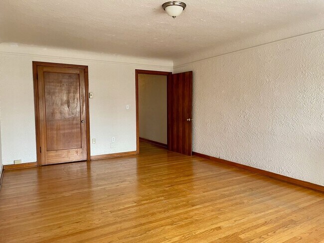 Building Photo - Spacious 2 Bed 1 Bath Condo in University of Washington District.
