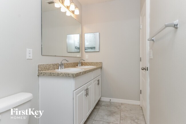 Building Photo - 1810 SW Effland Ave