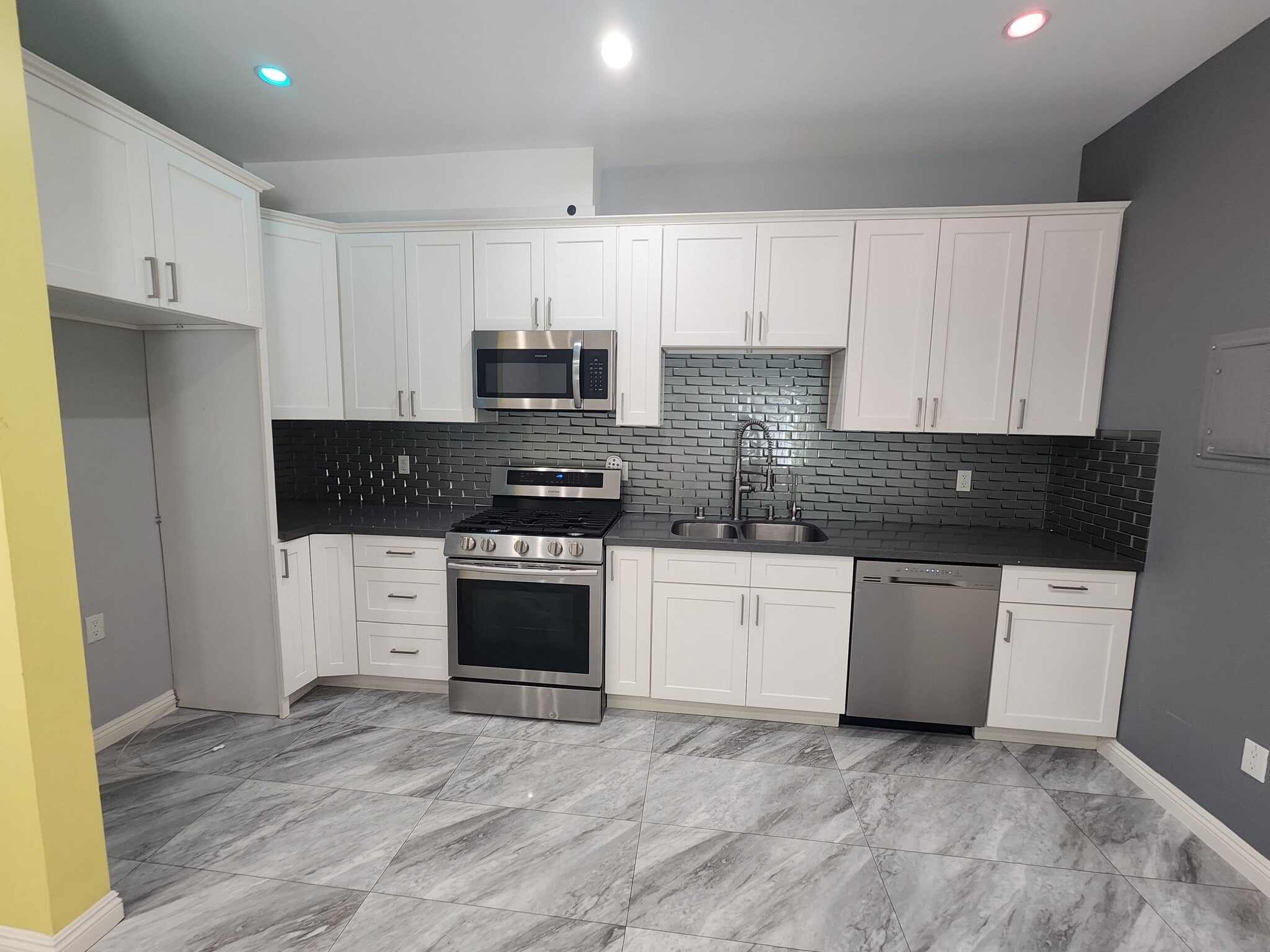 Building Photo - 6827 Murietta Ave