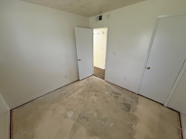 Building Photo - 1504 Thames Dr