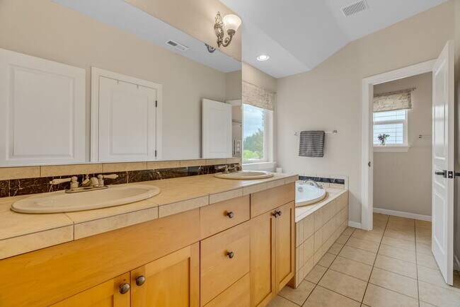 Building Photo - Stunning, spacious 4-bdrm/4-bath in Tigard. Fireplace, massive decks, next to nature