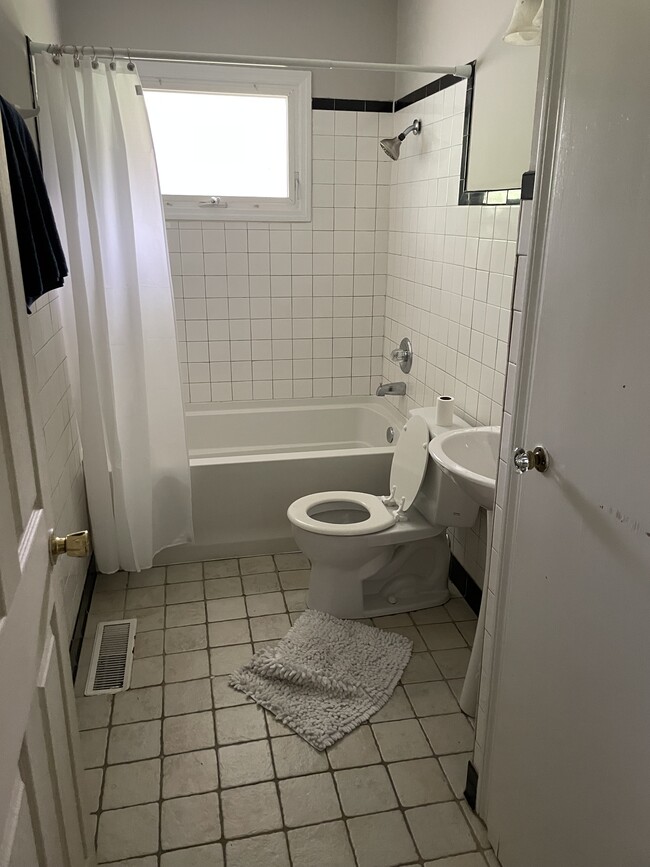 Building Photo - 435 W 46th St