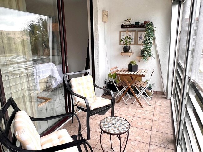 Building Photo - 2811 Somerset Dr