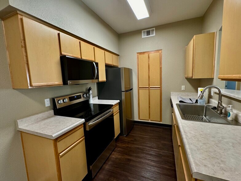 Kitchen - 6850 Sharlands Ave
