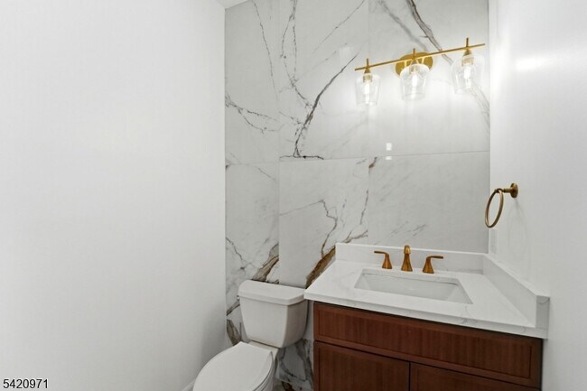 Building Photo - 704 Green Ln