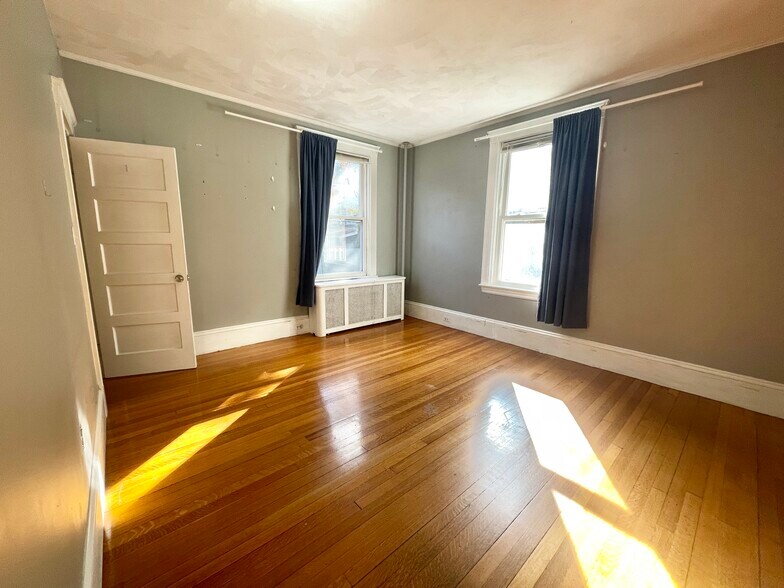 Building Photo - 148 Strathmore Rd