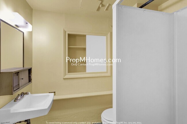 Building Photo - Rare Three Bedroom Gem in SW Portland!