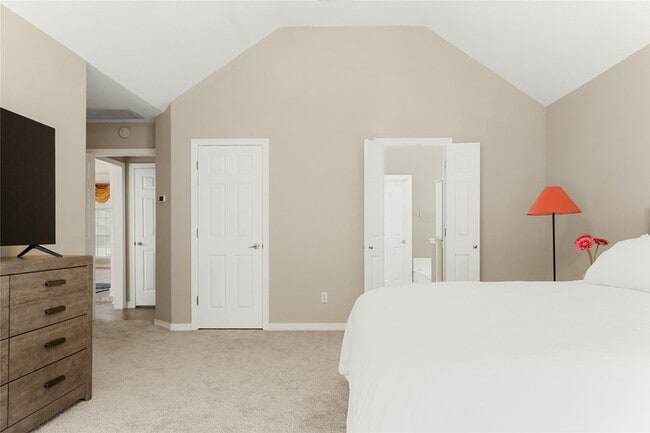 Building Photo - 118 W Greenbriar Ln