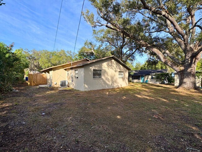 Building Photo - 427 6th Ave NE