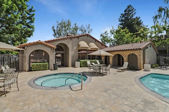 Building Photo - 2 Bedroom, 1 Bath, Upstairs Condo in the C...