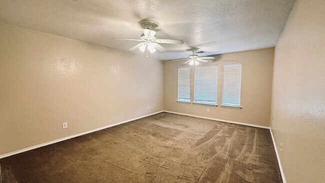 Building Photo - 5 Bedroom Home in Dover Subdivision!