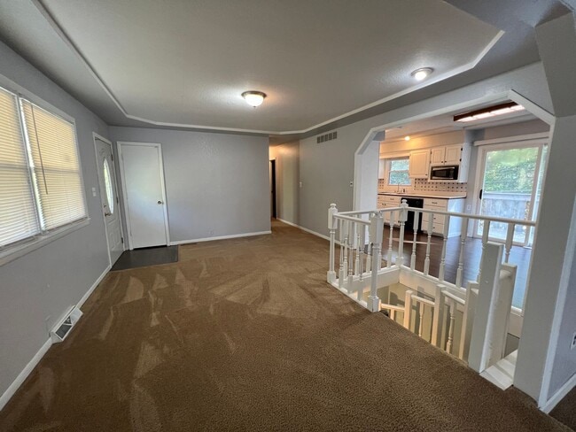 Building Photo - 4 Bed 3 Bath Large lot by Milford lake. Al...