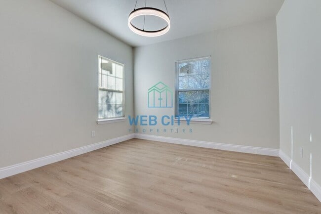 Building Photo - 4900 Leland Ave