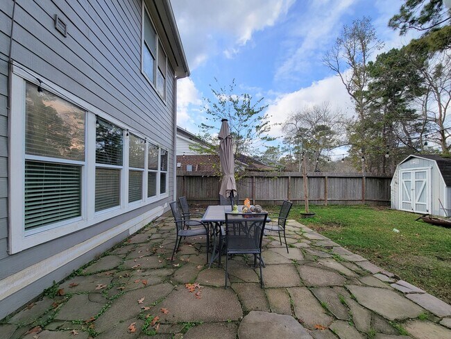 Building Photo - Welcome to this beautifully maintained home offering flexible living with 4/5 spacious bedrooms a...