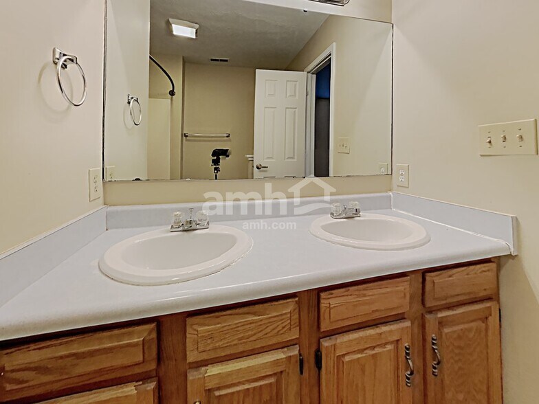 Building Photo - 760 Franklin Lakes Blvd